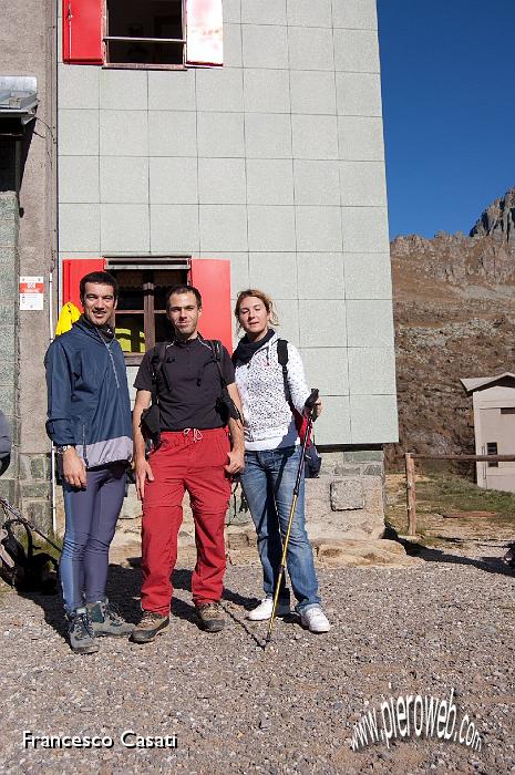 04 Foto ricordo al rifugio.jpg